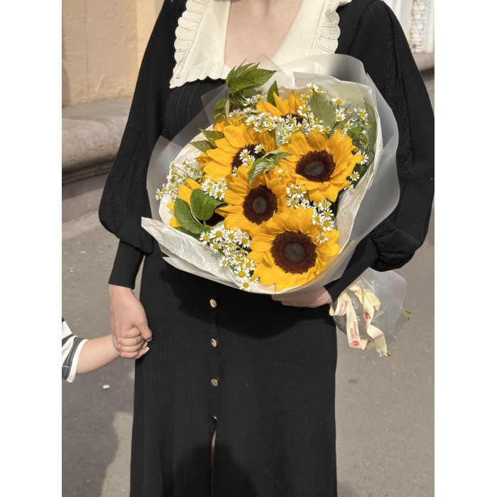 Букет из подсолнухов, ромашек и малины